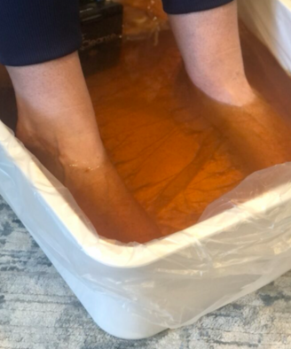 Customer receiving ion cleanse treatment